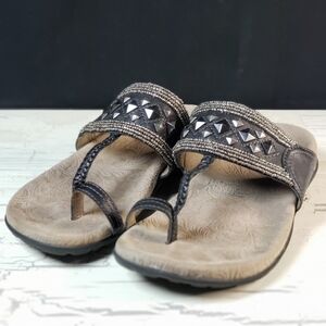 Taos 'Genie' Leather Toe Loop Sandals w/ Metal Studs in Black - Women's size 7